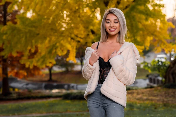 Una Hermosa Modelo Rubia Joven Posa Aire Libre Mientras Disfruta — Foto de Stock