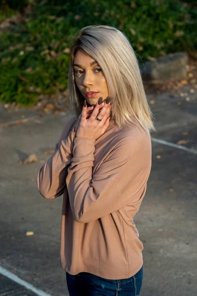Vacker Ung Blond Modell Poserar Utomhus Medan Njuter Höstdag — Stockfoto