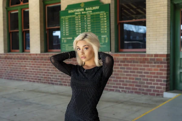 Vacker Ung Blond Modell Poserar Utomhus Medan Väntar Ett Tåg — Stockfoto