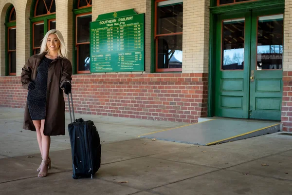 Wspaniała Młoda Blondynka Modelka Pozuje Zewnątrz Czekając Pociąg Dworcu Kolejowym — Zdjęcie stockowe