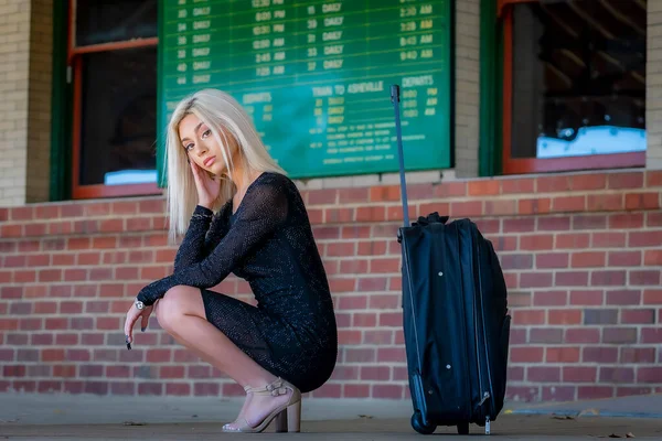 Uma Linda Jovem Modelo Loira Posa Livre Enquanto Espera Por — Fotografia de Stock