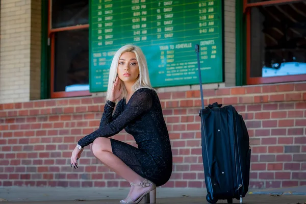 Uma Linda Jovem Modelo Loira Posa Livre Enquanto Espera Por — Fotografia de Stock