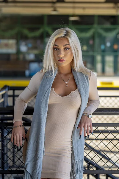 Великолепная Молодая Блондинка Позирует Улице Ожидании Поезда Депо — стоковое фото