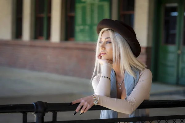 Egy Gyönyörű Fiatal Szőke Modell Pózol Szabadban Miközben Egy Vonatra — Stock Fotó