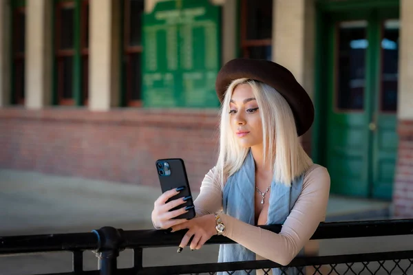 Magnifique Jeune Mannequin Blonde Pose Extérieur Attendant Train Dans Dépôt — Photo