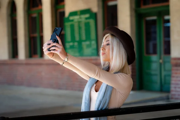 Magnifique Jeune Mannequin Blonde Pose Extérieur Attendant Train Dans Dépôt — Photo