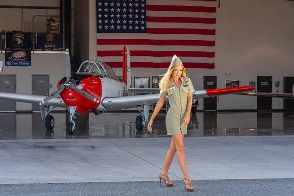 Чудова Блондинка Явилась Старовинному Літаку Другої Світової Війни — стокове фото