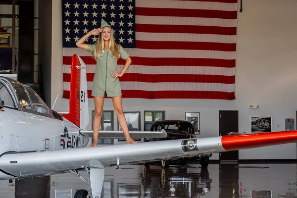 Piękna Blondynka Modelka Pozuje Klasycznym Samolotem Czasów Wojny Światowej — Zdjęcie stockowe