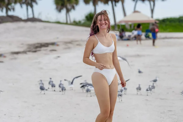 Piękna Brunetka Model Bikini Cieszy Się Pogodą Świeżym Powietrzu Plaży — Zdjęcie stockowe
