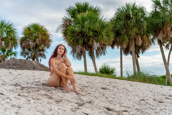 Beau Modèle Bikini Brune Profite Temps Plein Air Sur Plage — Photo