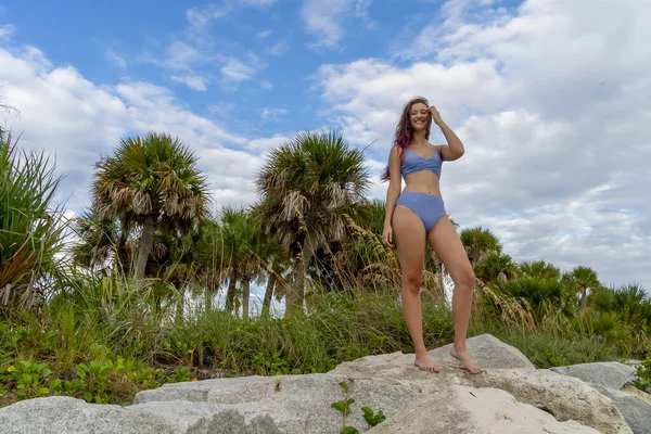 Piękna Brunetka Model Bikini Cieszy Się Pogodą Zewnątrz Plaży — Zdjęcie stockowe