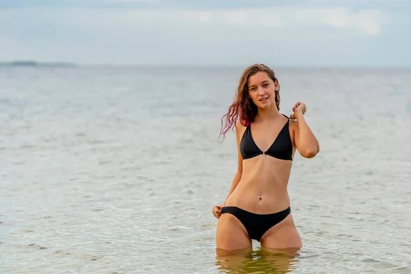 Vacker Brunett Bikini Modell Njuter Vädret Utomhus Stranden — Stockfoto