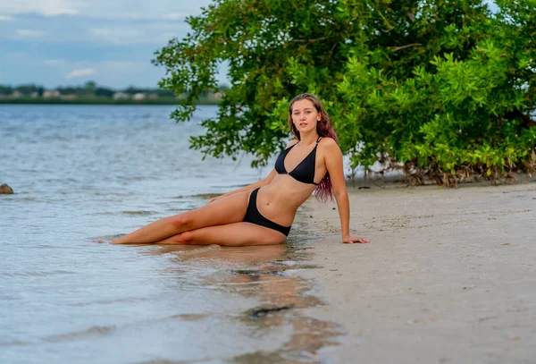 Piękna Brunetka Model Bikini Cieszy Się Pogodą Zewnątrz Plaży — Zdjęcie stockowe