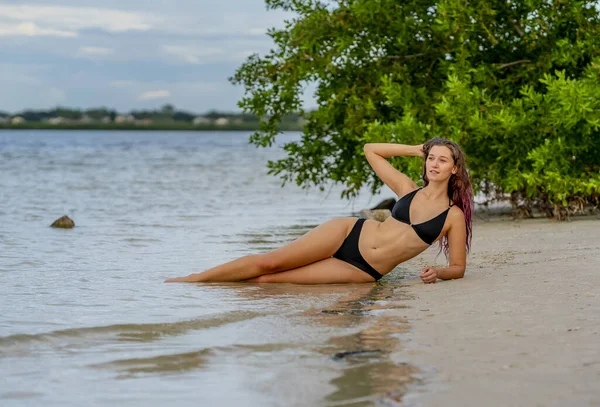 Een Mooi Brunette Bikini Model Geniet Van Het Weer Buiten — Stockfoto