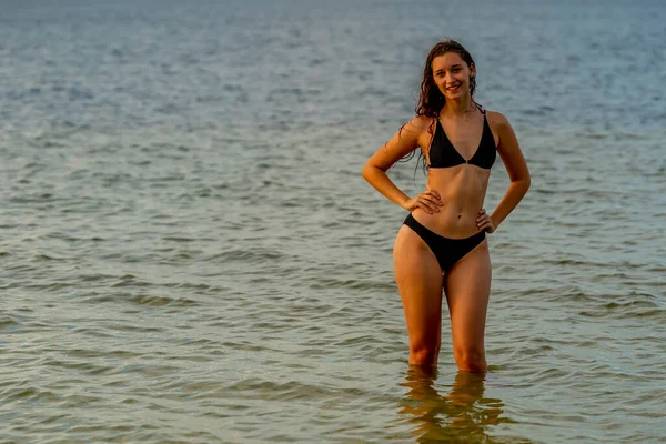 Ein Schönes Brünettes Bikini Model Genießt Das Wetter Draußen Strand — Stockfoto