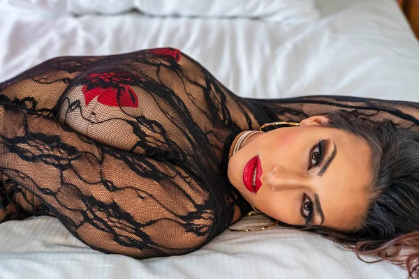 Muhteşem bir Meksikalı esmer model iç çamaşırlarıyla ev ortamında poz veriyor.