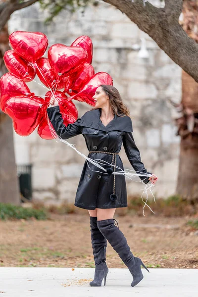 Una Bella Modella Bruna Con Una Dozzina Palloncini San Valentino — Foto Stock