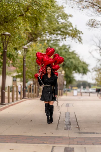 情人节那天 一个漂亮的黑发模特和一打气球 — 图库照片