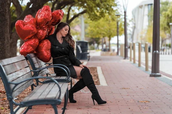 Una Hermosa Modelo Morena Con Una Docena Globos Para Día — Foto de Stock