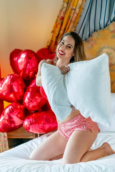 Beau Modèle Brune Avec Une Douzaine Ballons Pour Saint Valentin — Photo
