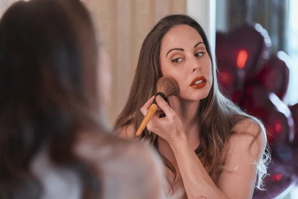 Beau Modèle Portugais Maquille Dans Miroir Avant Une Fête — Photo