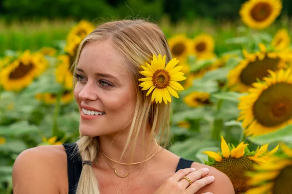 Una Splendida Modella Bionda Posa All Aperto Campo Girasoli Mentre — Foto Stock