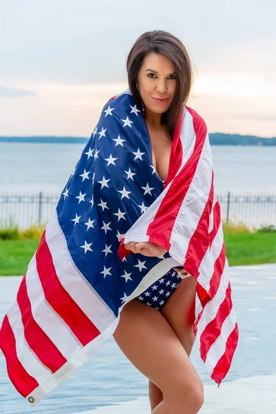 Portret Van Een Vrouw Die Een Patriottische Amerikaanse Bikini Draagt — Stockfoto