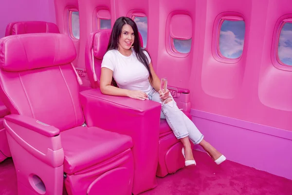 Piękny Azjatycki Model Siedzi Różowym Samolocie Gotowy Jej Następnej Przygody — Zdjęcie stockowe