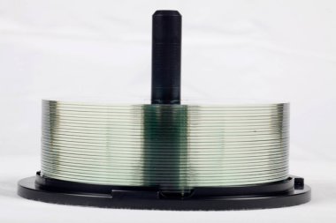 Stüdyo ortamındaki bir yığın CD 'nin izole edilmiş görüntüsü