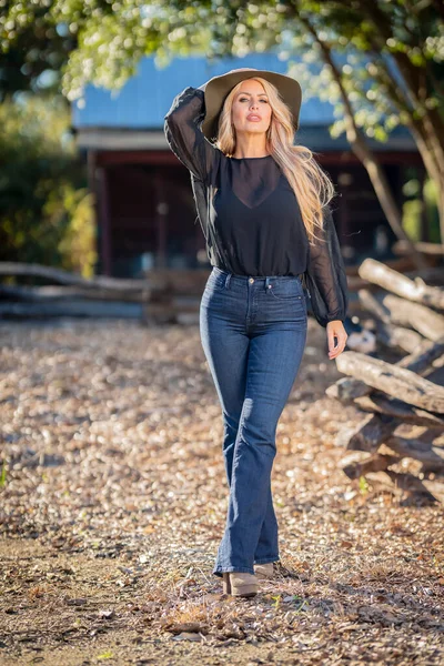 Una Splendida Modella Bionda Posa All Aperto Nei Suoi Vestiti — Foto Stock