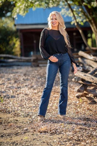 Uma Linda Modelo Loira Posa Livre Suas Roupas Outono — Fotografia de Stock