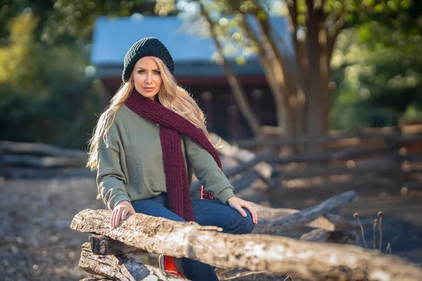 Una Hermosa Modelo Rubia Posa Aire Libre Ropa Otoño — Foto de Stock