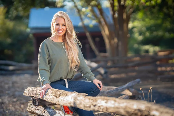 Een Prachtig Blond Model Poseert Buiten Haar Herfstkleren — Stockfoto