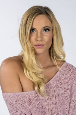 Stüdyo ortamında poz veren muhteşem sarışın bir manken.