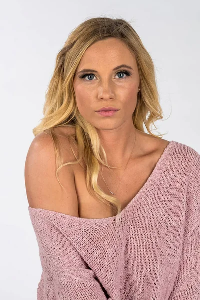 Ein Hinreißendes Blondes Model Posiert Studio — Stockfoto