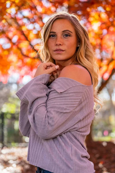 Una Hermosa Modelo Rubia Disfruta Día Otoño Aire Libre Parque —  Fotos de Stock