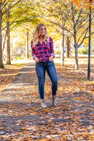 Una Hermosa Modelo Rubia Disfruta Día Otoño Aire Libre Parque —  Fotos de Stock