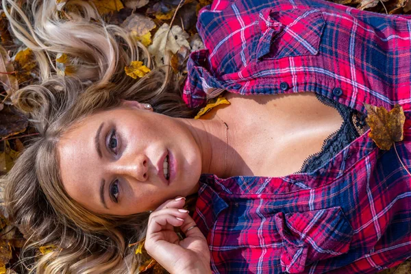 Una Hermosa Modelo Rubia Disfruta Día Otoño Aire Libre Parque —  Fotos de Stock