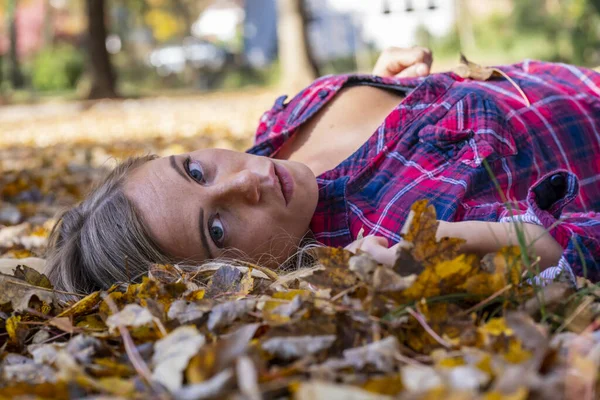 Gorgeous Blonde Model Enjoys Autumn Day Outdoors Park — Stock Photo, Image