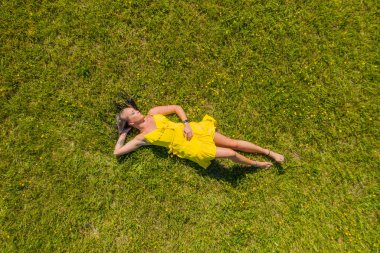 Bir yaz gününde birbirine eşlik eden ırklar arası bir çift.