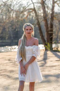 Sarışın bir model, açık havada bahar gününün tadını çıkarıyor. 