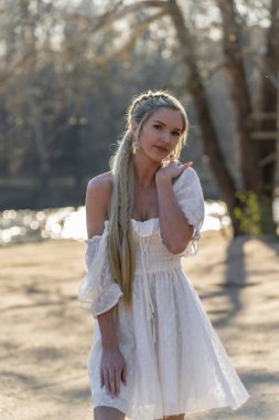 Sarışın bir model, açık havada bahar gününün tadını çıkarıyor. 