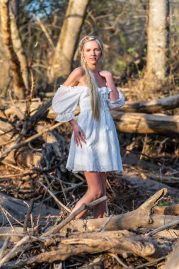 Sarışın bir model, açık havada bahar gününün tadını çıkarıyor. 