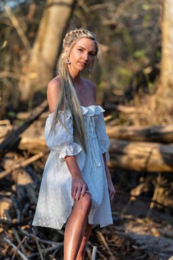 Sarışın bir model, açık havada bahar gününün tadını çıkarıyor. 