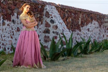 Muhteşem bir İspanyol esmer model ev ortamında poz veriyor.