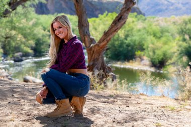 Sarışın bir model Arizona Çölü 'nün tadını çıkarıyor.