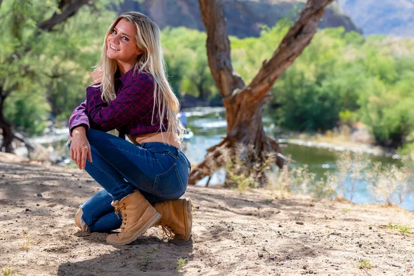 Прекрасна Молода Блондинка Насолоджується Зовнішнім Виглядом Пустелі Арізона — стокове фото