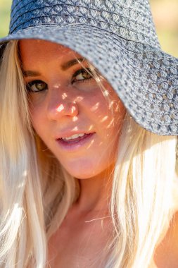 Sarışın bir manken Arizona Çölü 'nde bir yaz gününün tadını çıkarıyor.