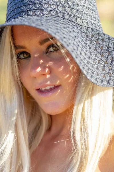 Vacker Ung Blond Modell Njuter Sommardag Arizonaöknen — Stockfoto