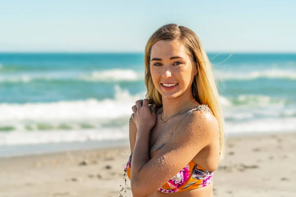 Una Hermosa Modelo Bikini Posando Ambiente Playa — Foto de Stock